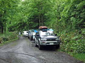 ささの平の開園を待ち前日から並ぶ車列