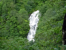 水量が増えると出現する幻の滝