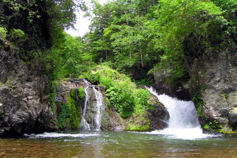 巨岩の滝