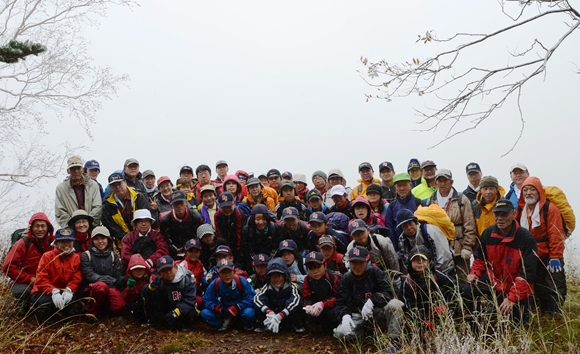 山頂の真っ白い景色の中で撮った集合写真