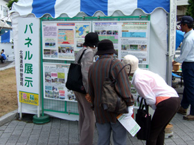 写真パネルに見入る来場者