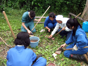 鎌研ぎ中