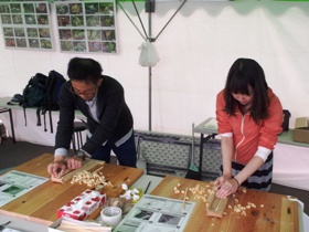 マイ箸づくりをするご夫婦