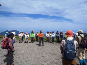横津岳山頂で開会式、後ろに駒ヶ岳が見えます。