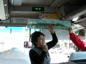 バスの中で説明をする自然観察指導員