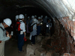 御殿山第一砲台跡の地下を見学中