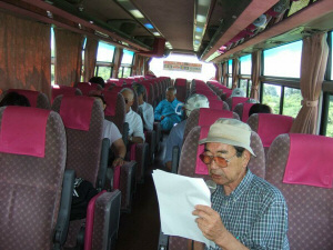 バスの中での齋藤樹木医の講義