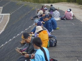 治山施設の上での昼食風景