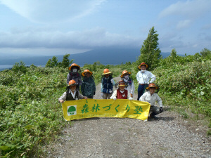 記念撮影、残念ながら駒ヶ岳に雲がかかっていました