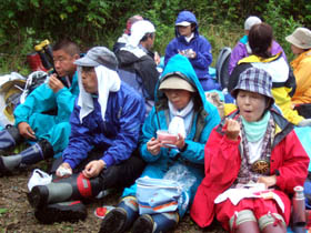 あいにくの天気ですが作業後の昼食は格別（8月2日）