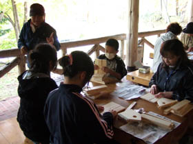 どんな鳥が巣を作るかな（巣箱づくり）