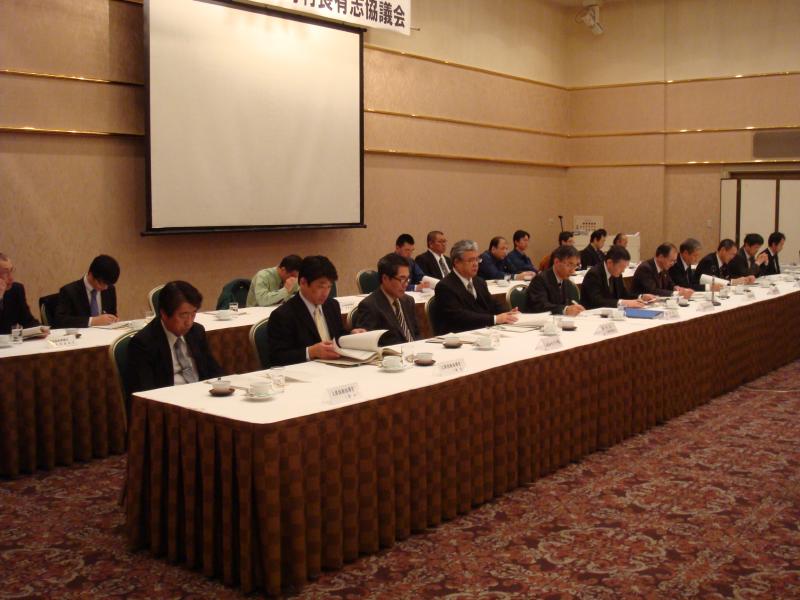 発表前の所長ほか、国有林側席