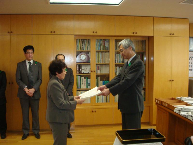 局長より感謝状贈呈