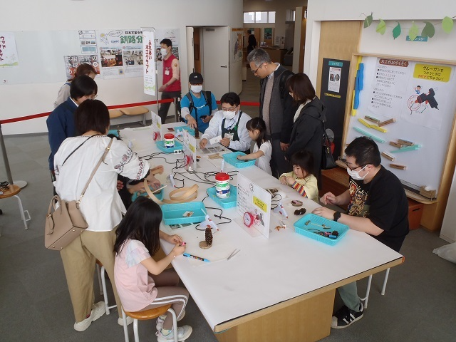 木工クラフトを制作している様子