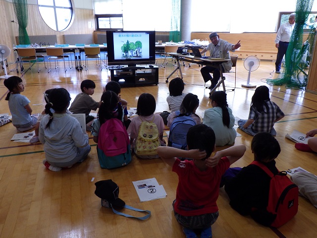 「タネの運ばれ方」説明の様子