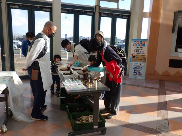 ミニツリーの材料を運んでいる様子