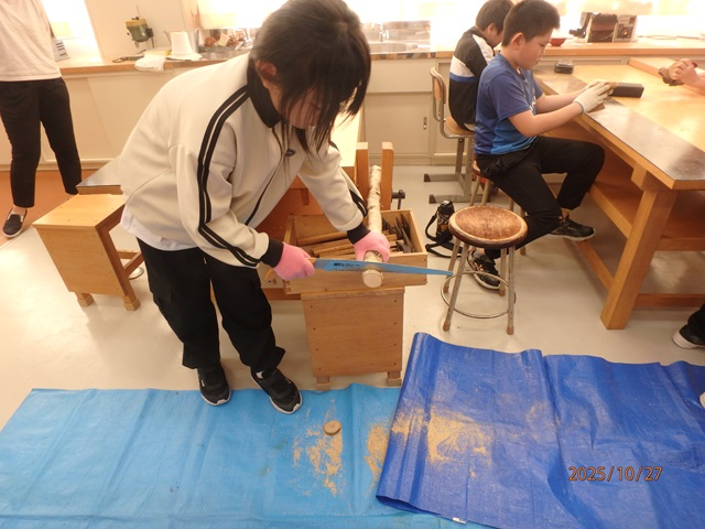 丸太切りの様子