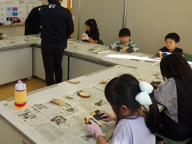 サンドペーパーで仕上げの様子
