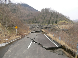 コンクリートの道路に亀裂が入っている写真