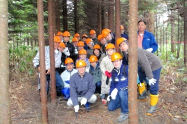 昭和の森野幌自然休養林内で枝打ち作業後のアサヒビール（株）の社員と家族の皆さんの写真