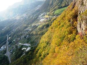 「八剣山」頂上眼下の紅葉