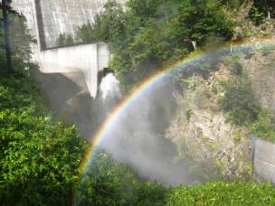 ダムに架かる虹