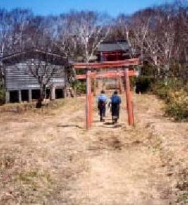 「笹山稲荷神社」と参道