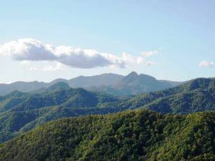 「八剣山」頂上より「天狗岳」