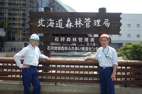 久慈地域林政調整官（左）・中鍵森林技術指導官（右）