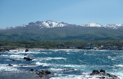 日本海から積丹岳山麓の共同施業団地を臨む