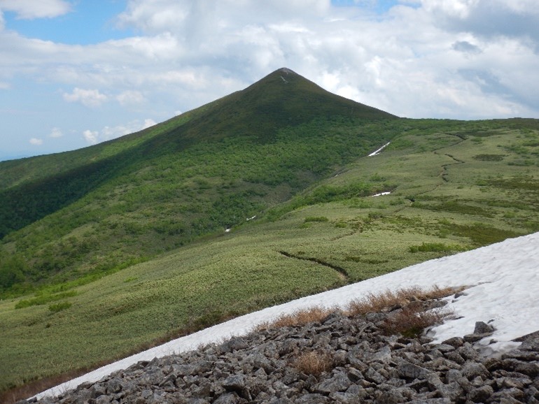 西天塩岳から天塩岳を望む