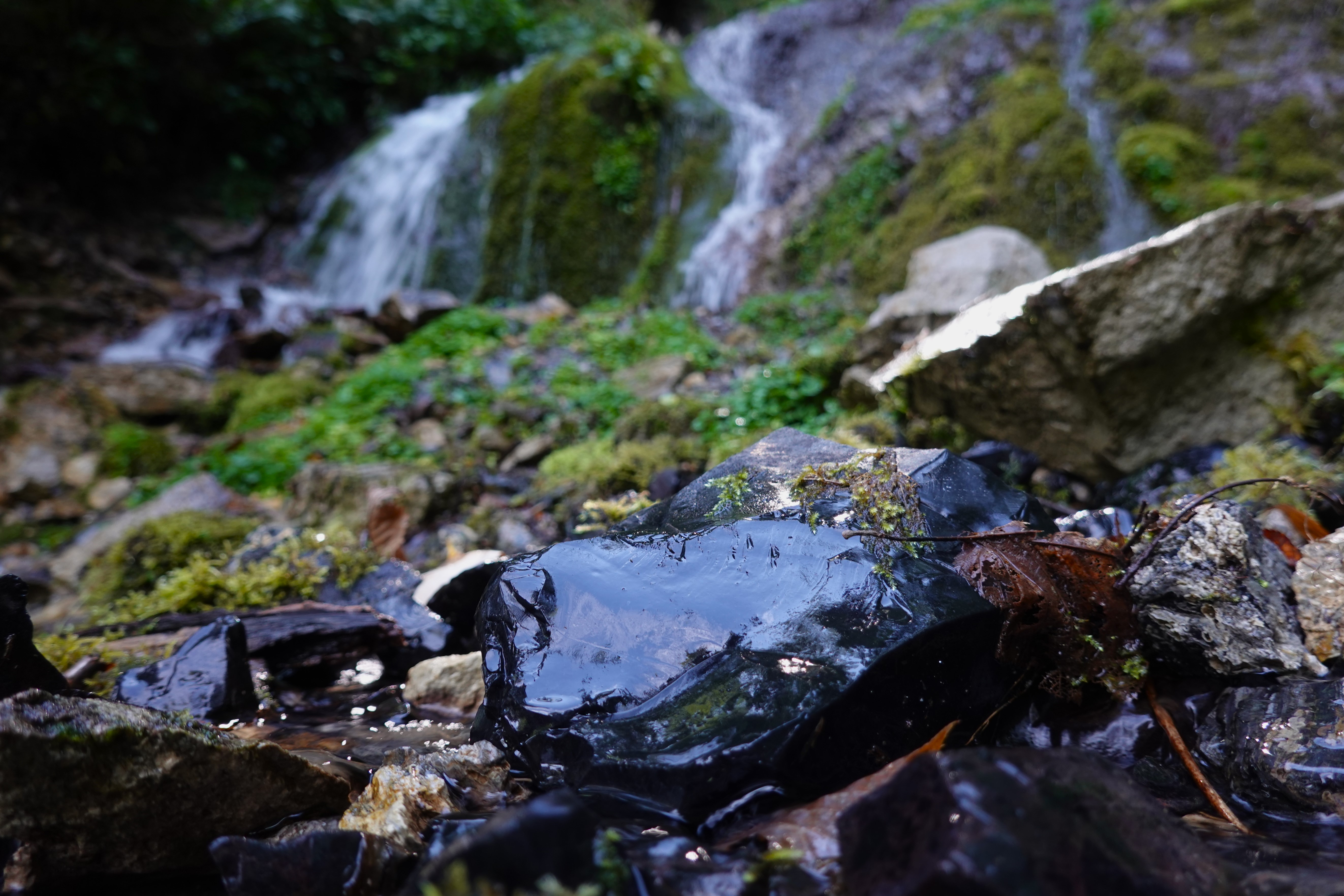黒曜石の露頭　あじさいの滝