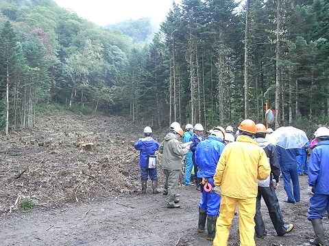 現地概要と一貫作業について説明している写真