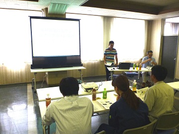 対馬支場長が講演している様子の写真