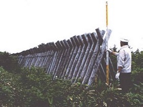 メークマで導入された木製の暴風柵の写真1