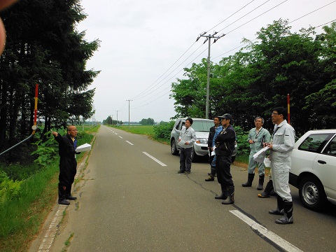 中札内村推進チーム会議で防風保安林の施業方法を現地で検討している写真