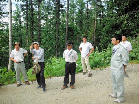 現地状況確認と将来構想について意見交換している写真