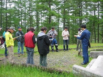 地域住民にパイロットフォレストを説明している写真