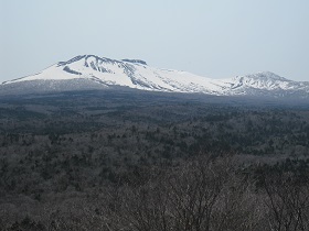 雪の残った樽前山の遠望写真