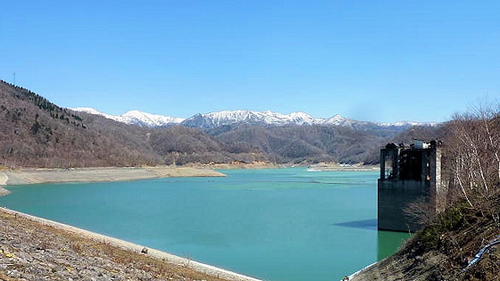 高見ダムと日高山脈