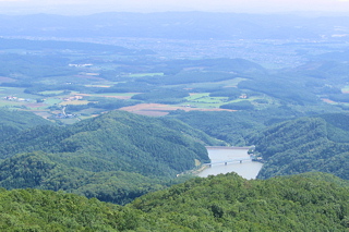 仁頃山山頂から北見市街地を望む