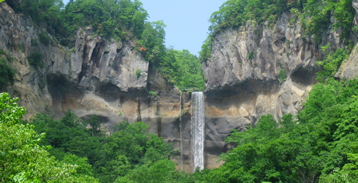 日本の滝百選にも選定されているインクラの滝