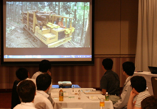 森林作業路網と高性能林業機械による作業システムについてビデオを使った解説