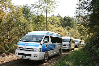 班毎に車に分乗し現地検討へ