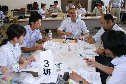 サポート校支に相談している研修生とそれに答えるサポート講師の写真