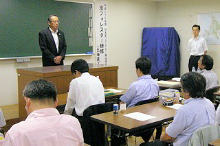 閉講式で挨拶する平野計画部長