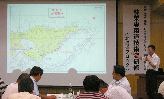 林業専用道のルート選定について説明する佐藤企画官