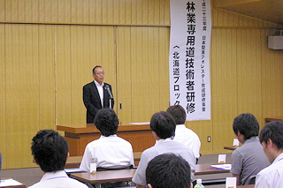 閉講式で挨拶する平野計画部長