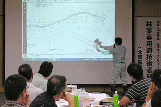 検討結果を発表する受講生