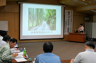 路網整備について講義する酒井教授